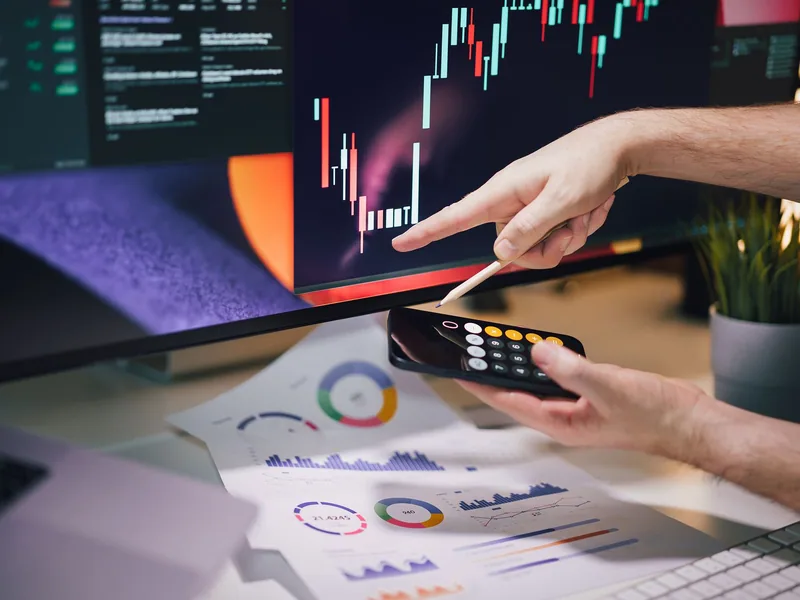 Equipo analizando datos de ofertas